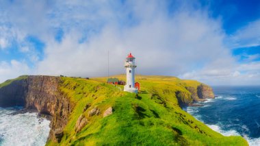 Akraberg Deniz Feneri, Suduroy Adası, Faroe Adaları, Danimarka. Kayaların, tarlanın ve okyanusun panoramik manzarası. Dağın tepesindeki deniz feneri. Seyahat için manzaralı bir yer. Fotoğraf: arkaplan, duvar kağıdı, kartpostallar.