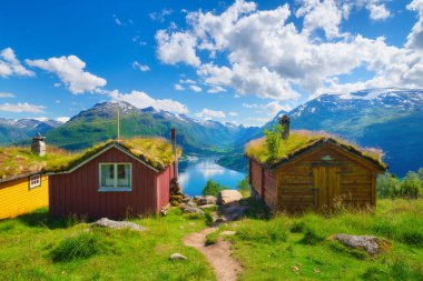 Fiyortlarda doğa. Rakssetra, Norveç. Panoramik manzara. Norveç fiyordunda seyahat ediyor. İskandinavya. Geleneksel eski yerleşim yeri. Çatıda yosun olan evler. Norveç 'te yaz tatili ve seyahati.