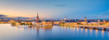 Stockholm, İsveç. Gamla Stan 'in panoramik görüntüsü. İsveç 'in başkenti. Mavi saatte şehir manzarası. Stockholm 'deki eski kasaba manzarası. 