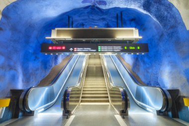 Stockholms merkez istasyonu, Stockholm, İsveç. İsveç 'in başkentinde popüler bir metro istasyonu. Mimari peyzaj. Yeraltında yürüyen merdiven. Yeraltı treni. Şehir ışıkları. 