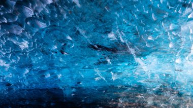 İzlanda. Arkaplan olarak buz. Vatnajokull Ulusal Parkı. Buz mağarasının içinde. İzlanda 'da kış manzaraları. Doğal arka plan. Kuzey ülkesi.