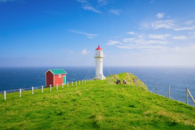 Akraberg Deniz Feneri, Suduroy Adası, Faroe Adaları, Danimarka. Kayaların, tarlanın ve okyanusun panoramik manzarası. Deniz feneri deniz pelerininin üstünde. Manzaralı bir yer. Fotoğraf: arkaplan, duvar kağıdı, kartpostallar.
