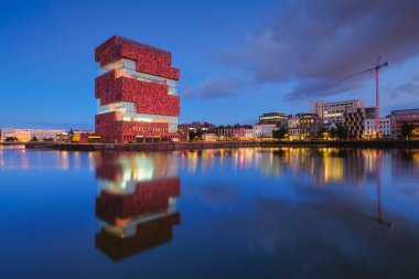 MAS Müzesi, Antwerp, Belçika. Gün batımında şehir manzarası. Su yüzeyindeki yansıma. Körfezdeki suya yakın bir MAS müzesi. Belçika 'nın mimarisiyim. Seyahat fotoğrafçılık.