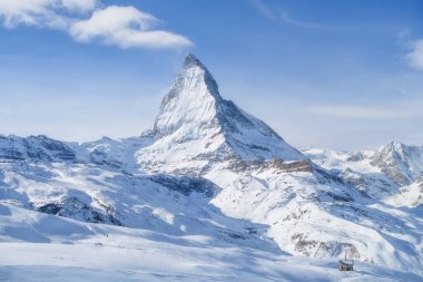 Matterhorn, İsviçre. Kış dağı manzarası. Kayak için bir yer. Zermatt Kayak Tesisi. Yüksek kayalar ve kar. İsviçre 'deki dağın manzarası.