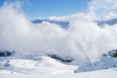 Kış dağı manzarası. Duvar kağıdı ya da arka plan. Soğuk hava ve buz. Kayak merkezi. Yüksek kayalar ve kar. Dağların manzarası. 