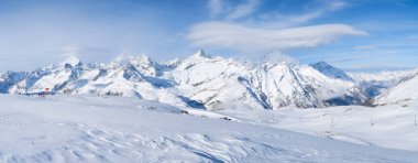 Kayak için bir yer. Kış sporu. Kış dağı manzarası. Duvar kağıdı ya da arka plan. Soğuk hava ve buz. Kayak merkezi. Yüksek kayalar ve kar. Dağların manzarası. 