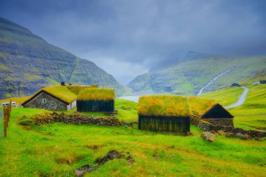 Saksun Köyü, Streymoy Adası, Faroe Adaları, Danimarka. Geleneksel İskandinav evleri ve dağların manzarası. Seyahat için manzaralı bir yer. Fotoğraf: arkaplan, duvar kağıdı, kartpostallar.