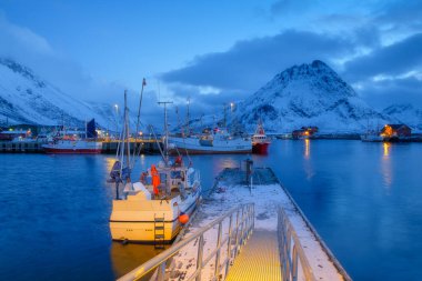 Körfezde balıkçı tekneleri. Lofoten Adaları, Norveç. Kuzeyde kış manzarası. Arkaplan, duvar kağıdı, kartpostallar için fotoğraf.