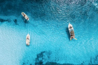 Motorlu tekne ve yatın drone görüntüsü. Lüks ulaşım. Tatil yapan insanlar. Tatil ve tatiller. Deniz yolculuğu için yaz zamanı. Deniz koyunda. Arkaplan ve duvar kağıdı için fotoğraf. 