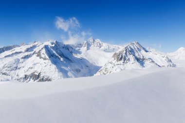 Kış dağı manzarası. Duvar kağıdı, arka plan, kartpostal. Gökyüzü açık. Soğuk hava ve buz. Yüksek kayalar ve kar. Onların manzarasına bak.. 