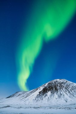 İskandinavya 'daki Aurora Borealis. Norveç, Lofoten adaları. Dağların üzerinden kuzey ışıkları. Yıldızlı gökyüzü. Kuzeyde kış manzarası. Arkaplan, duvar kağıdı, kartpostallar için fotoğraf.