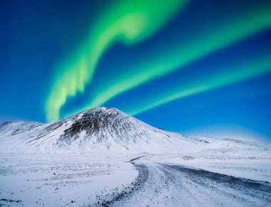 İskandinavya 'daki Aurora Borealis. Norveç, Lofoten adaları. Dağların üzerinden kuzey ışıkları. Yıldızlı gökyüzü. Kuzeyde kış manzarası. Arkaplan, duvar kağıdı, kartpostallar için fotoğraf.