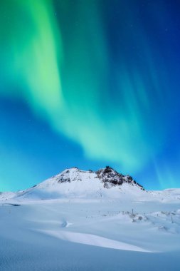 Aurora Borealis. Kuzey ışıkları. Doğa. İskandinav ülkeleri. Dağlarda kar ve buz. Kuzeyde kış manzarası. Arkaplan, duvar kağıdı, kartpostallar için fotoğraf.