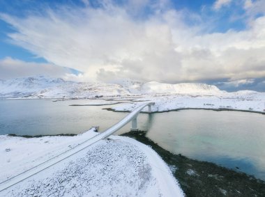 Norveç, Lofoten Adaları 'ndaki hava manzarası. Kuzeye seyahat et. Araçlar için adalar arası köprü. Havadan gelen doğal kış manzarası. İnsansız hava aracından peyzaj. Kartpostallar, arka planlar, duvar kağıtları için fotoğraf.