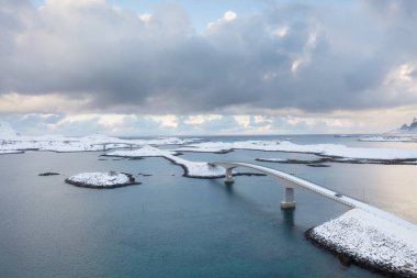 Norveç, Lofoten Adaları 'ndaki hava manzarası. Kuzeye seyahat et. Araçlar için adalar arası köprü. Havadan gelen doğal kış manzarası. İnsansız hava aracından peyzaj. Kartpostallar, arka planlar, duvar kağıtları için fotoğraf.