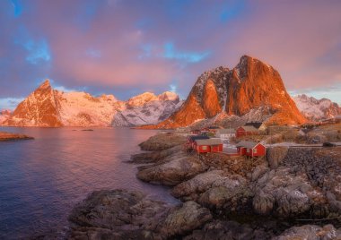 Norveç 'in Lofoten Adaları' ndaki Hamnoy köyündeki geleneksel eve bakın. Fiyortlarda doğa. Panoramik manzara. İskandinavya. Norveç 'te tatil ve seyahat. Arkaplan, duvar kağıdı, kartpostallar için fotoğraf.