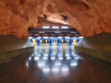 Metroda yürüyen merdiven var. Yeraltı treni. Şehir ışıkları. Stockholm, İsveç. İsveç başkentindeki popüler metro istasyonu. Mimarlık. Kartpostallar, duvar kağıtları ve arka planlar için fotoğraf. 