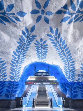 Metroda yürüyen merdiven var. Yeraltı treni. Şehir ışıkları. Stockholm, İsveç. İsveç başkentindeki popüler metro istasyonu. Mimarlık. Kartpostallar, duvar kağıtları ve arka planlar için fotoğraf. 