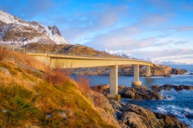 Norveç. Kuzeye seyahat et. Araçlar için adalar arası köprü. Fiyortlarda doğa. Panoramik manzara. İskandinavya. Norveç 'te tatil ve seyahat. Arkaplan, duvar kağıdı, kartpostallar için fotoğraf.