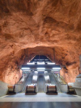 Metroda yürüyen merdiven var. Yeraltı treni. Şehir ışıkları. Stockholm, İsveç. İsveç başkentindeki popüler metro istasyonu. Mimarlık. Kartpostallar, duvar kağıtları ve arka planlar için fotoğraf. 