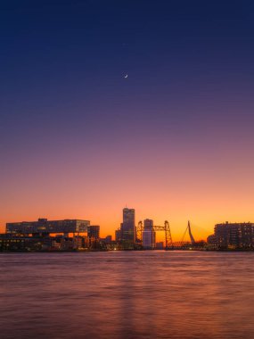 Rotterdam, Hollanda. Şehir merkezine bir bak. Akşam manzarası. Akşamları şehir manzarası. Gökdelenler ve binalar. Kartpostal, arkaplan, duvar kağıdı.