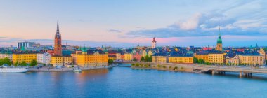 Stockholm, İsveç. Gamla Stan 'in panoramik görüntüsü. İsveç 'in başkenti. Gün batımında şehir manzarası. Stockholm 'deki eski kasaba manzarası. Arkaplan, duvar kağıdı, kartpostallar için fotoğraf.