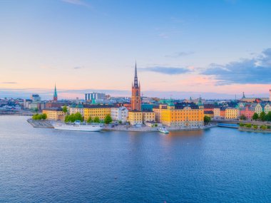 Stockholm, İsveç. Gamla Stan 'in panoramik görüntüsü. İsveç 'in başkenti. Gün batımında şehir manzarası. Stockholm 'deki eski kasaba manzarası. Arkaplan, duvar kağıdı, kartpostallar için fotoğraf.