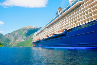 Fiyortta bir gemi turu. Geiranger Fjord, Norveç. Norveç fiyordunda seyahat ediyor. İskandinavya. Norveç 'te yaz tatili ve seyahat. Arkaplan, duvar kağıdı, kartpostallar.