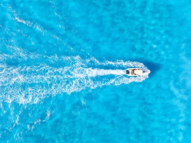 Motorlu deniz manzaralı. Tatil ve boş zaman. Güneşli bir günde mavi denizde hızlı teknede hava manzarası. Drone 'dan deniz pelerini. Arkaplan, duvar kağıdı, kartpostallar.