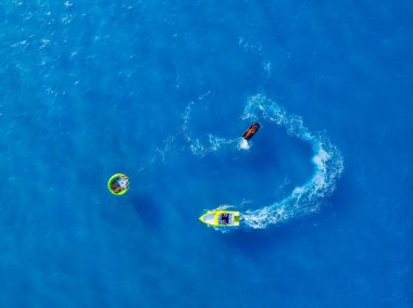 Tatil ve boş zaman. Güneşli bir günde mavi denizde hızlı teknenin hava manzarası. Deniz yüzeyinde hızlı gemi. Drone 'dan deniz pelerini. Havadan deniz manzarası. Motorlu deniz manzaralı.