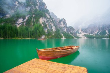 Braies Gölü 'ndeki tekne, Dolomitler, İtalya. Göl ve yansımalar su yüzeyinde. Yazın dağ manzaraları. Dağ yürüyüşü, seyahat ve tatil için bir yer. Duvar kağıdı, kartpostal, fotoğraf..