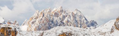 Dolomitlerin manzarası, İtalya. Kar ve buzla kaplı dağ manzaraları. Arka plan olarak keskin kayalar. Dağ yürüyüşü, seyahat ve tatil için bir yer. Duvar kağıdı, kartpostal, fotoğraf..