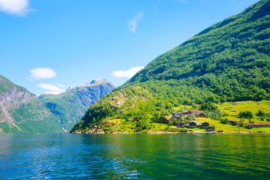 Norveç. Fiyortlarda doğa. Yüksek dağlar ve su yüzeyindeki yansımalar. İskandinavya. Norveç 'te yaz tatili ve seyahat. Dağ yürüyüşü, seyahat ve tatil için bir yer. Duvar kağıdı, kartpostal, arkaplan.