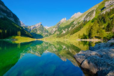 Seealpsee, İsviçre. Göl ve yansımalar su yüzeyinde. Yazın dağ manzaraları. Dağ yürüyüşü, seyahat ve tatil için bir yer. Duvar kağıdı, kartpostal, fotoğraf..