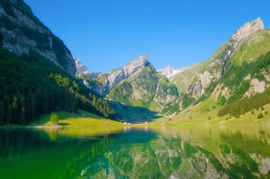 Seealpsee, İsviçre. Göl ve yansımalar su yüzeyinde. Yazın dağ manzaraları. Dağ yürüyüşü, seyahat ve tatil için bir yer. Duvar kağıdı, kartpostal, fotoğraf..
