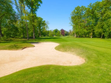 Golf sahasında kum ve çim var. Spor ve hobiler. Spor müsabakaları ve aktif eğlence. Bireysel ve takım oyunu.