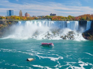 Niagara Şelalesi. Ünlü şelalenin yanında insanlarla dolu bir eğlence gemisi. Kanadalı tarafından bak. Doğa manzarası. Reklam için fotoğraf, arka plan, duvar kağıdı, kartpostal.
