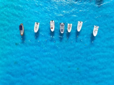 Tatil ve boş zaman. Motorlu deniz manzaralı. Güneşli bir günde mavi Akdeniz 'deki hızlı teknelerin hava manzarası. Deniz yüzeyinde hızlı gemiler. İHA 'dan deniz burnu. 