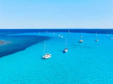 Yaz tatili. Denizde yüzen yat. Yatta İHA görüntüsü.