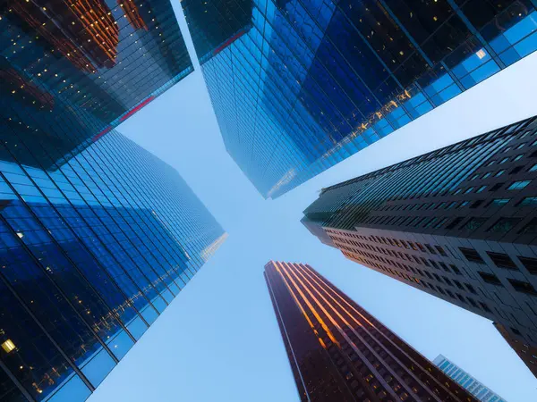 Gayrimenkul. Finans Merkezi. Şehrin iş merkezindeki yüksek ofis binaları. Cam ve çelik. Arkaplan olarak gökdelenler. 