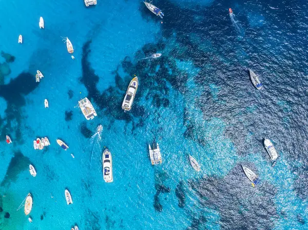 Motorlu tekne ve yatın drone görüntüsü. Lüks ulaşım. Tatil yapan insanlar. Tatil ve tatiller. Deniz yolculuğu için yaz zamanı. Arkaplan, duvar kağıdı, kartpostal.