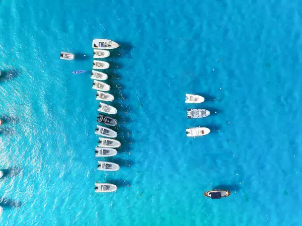 Tatil ve boş zaman. Motorlu deniz manzaralı. Güneşli bir günde mavi Akdeniz 'deki hızlı teknelerin hava manzarası. Deniz yüzeyinde hızlı gemiler. İHA 'dan deniz burnu. 