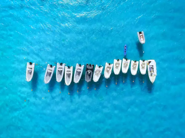 Motorlu tekne görüntüsü. Lüks ulaşım. Tatil yapan insanlar. Gök mavisi suyu. Tatil ve tatiller. Deniz yolculuğu için yaz zamanı. Arkaplan, duvar kağıdı, kartpostal.
