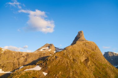 Dağ manzarası. Norveç 'te doğa. Vahşi Norveç 'in panoramik manzarası. Yaz mevsiminde manzara. Kaya tırmanışı ve yürüyüş için bir yer. İskandinavya.