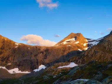 Dağ manzarası. Norveç 'te doğa. Vahşi Norveç 'in panoramik manzarası. Yaz mevsiminde manzara. Kaya tırmanışı ve yürüyüş için bir yer. İskandinavya.