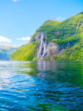 Seven Sisters Şelalesi, Geiranger Fjord, Norveç. Fiyortlarda doğa. Norveç fiyordunda seyahat ediyor. İskandinavya. Norveç 'te yaz tatili ve seyahat. Arkaplan, duvar kağıdı, kartpostallar.