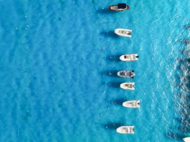 Motorlu tekne görüntüsü. Lüks ulaşım. Tatil yapan insanlar. Gök mavisi suyu. Tatil ve tatiller. Deniz yolculuğu için yaz zamanı. Arkaplan, duvar kağıdı, kartpostal.