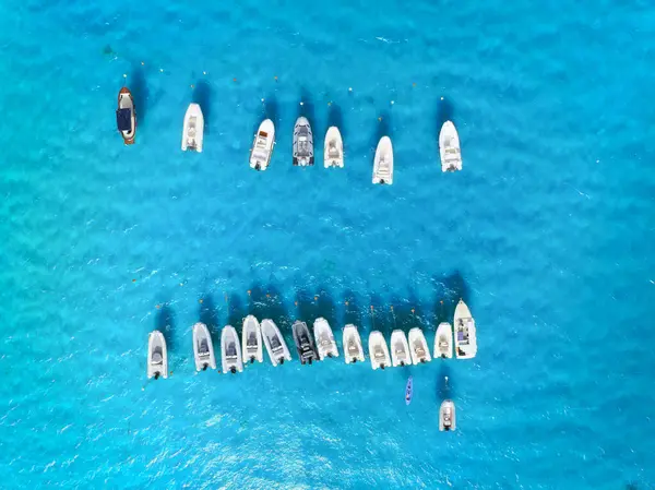 Motorlu tekne görüntüsü. Lüks ulaşım. Tatil yapan insanlar. Gök mavisi suyu. Tatil ve tatiller. Deniz yolculuğu için yaz zamanı. Arkaplan, duvar kağıdı, kartpostal.