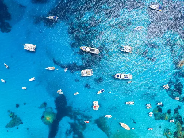 Motorlu tekne ve yatın drone görüntüsü. Lüks ulaşım. Tatil yapan insanlar. Tatil ve tatiller. Deniz yolculuğu için yaz zamanı. Arkaplan, duvar kağıdı, kartpostal.