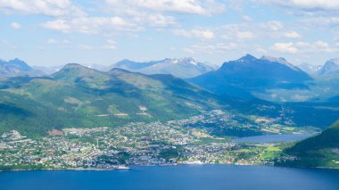 Norveç. Kuzeye. Fiyorttaki kasabanın panoramik manzarası. İskandinav mimarisi. Doğa. Arka planlar, duvar kağıtları, kartpostallar için fotoğraflar.